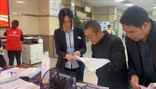 四川省成都市溫江區(qū)市場監(jiān)管局工作人員為群眾提供幫辦服務(wù)。圖片來源：人民網(wǎng)四川頻道