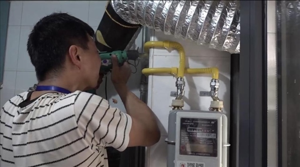 北京市石景山區(qū)工作人員上門安裝燃?xì)夤艿?。圖片來源：北京市石景山區(qū)委組織部