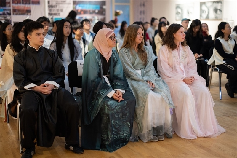 參加《時(shí)光流韻·中國戲劇藝術(shù)服飾展》的中國文化愛好者。 斯德哥爾摩中國文化中心供圖