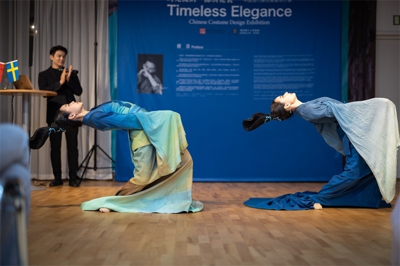 當(dāng)?shù)厝A人舞社成員表演《只此青綠》。斯德哥爾摩中國文化中心供圖