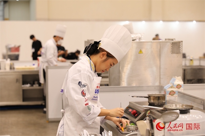 當(dāng)?shù)貢r間10月5日，廚師在第21屆釜山國際美食博覽會上展示廚藝。人民網(wǎng)記者 莽九晨攝