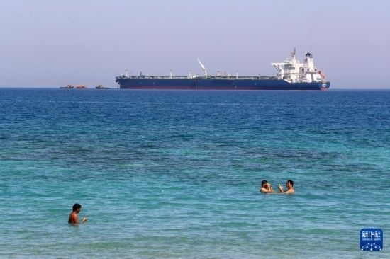 這是10月8日在埃及蘇伊士灣拍攝的行駛中的船只。新華社記者 隋先凱 攝