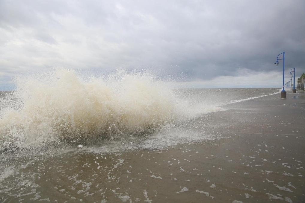2020年9月15日，受颶風“薩莉”影響，美國路易斯安那州新奧爾良的龐恰特雷恩湖巨浪拍岸。新華社發(fā)（魏蘭攝）