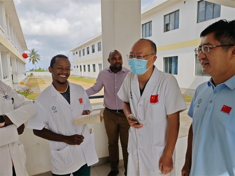 中桑醫(yī)護人員合作愉快。中國援桑醫(yī)療隊 供圖