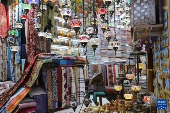 這是10月8日在阿曼首都馬斯喀特的穆特拉市集拍攝的一家店鋪。新華社記者 汪強(qiáng) 攝