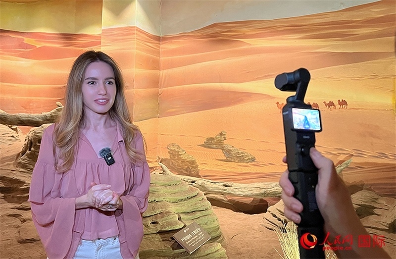 麗娜在吐魯番坎兒井源景區(qū)錄制視頻。人民網(wǎng)記者 曾書(shū)柔攝