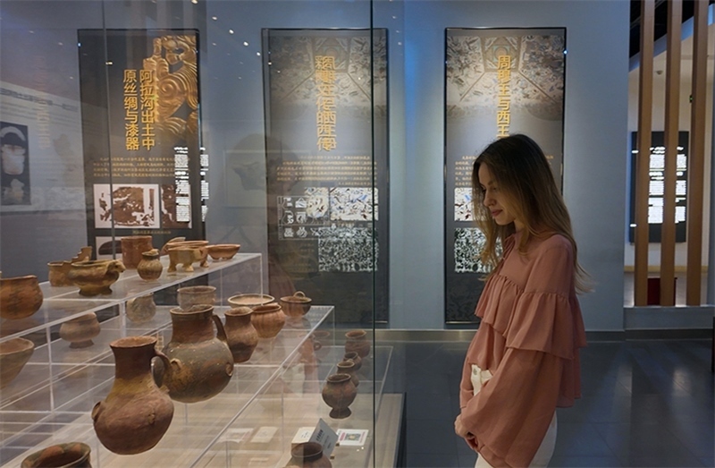 麗娜在吐魯番博物館參觀。劉妍希攝