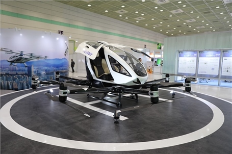 “智慧生活周”博覽會(huì)上展出的低空飛行器。人民網(wǎng)記者 莽九晨攝