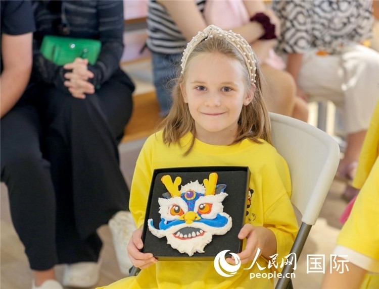 一名中文愛(ài)好者手捧生肖畫(huà)。人民網(wǎng)中東中心分社塔里克·易卜拉欣攝