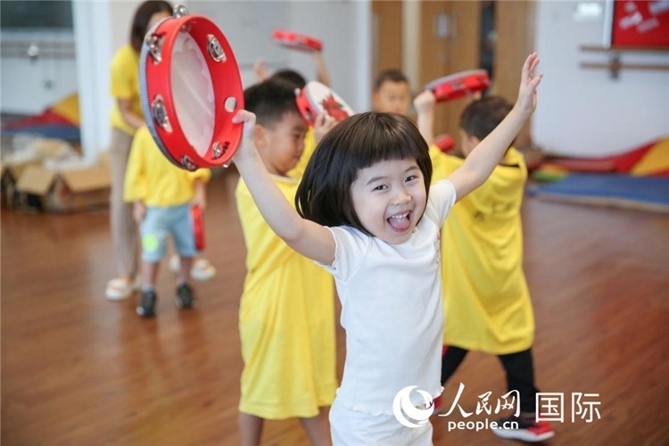 一名華裔兒童在參加音樂(lè)課程。人民網(wǎng)中東中心分社塔里克·易卜拉欣攝