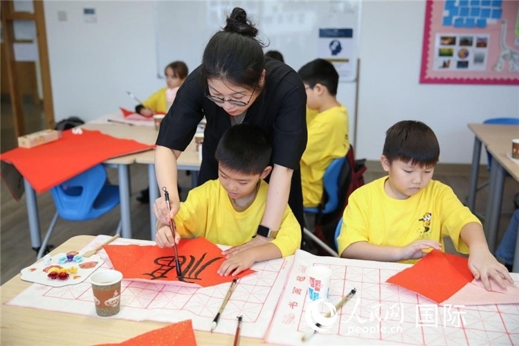 書(shū)法課場(chǎng)景。人民網(wǎng)中東中心分社塔里克·易卜拉欣攝