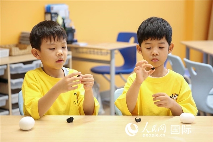 做手工。人民網(wǎng)中東中心分社塔里克·易卜拉欣攝