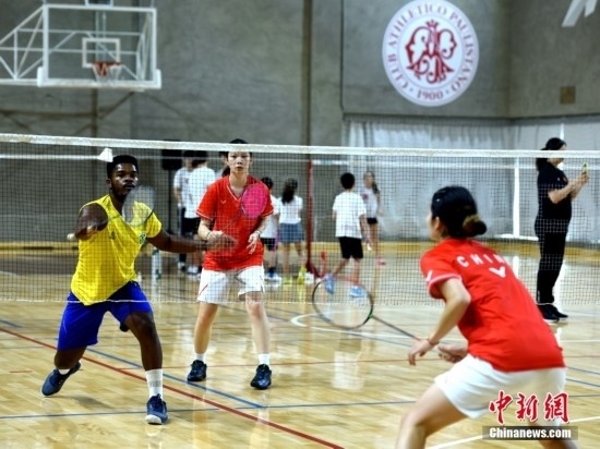當(dāng)?shù)貢r(shí)間10月12日，巴西圣保羅，中國高校羽毛球代表團(tuán)和巴西羽毛球協(xié)會(huì)運(yùn)動(dòng)員切磋球技。 