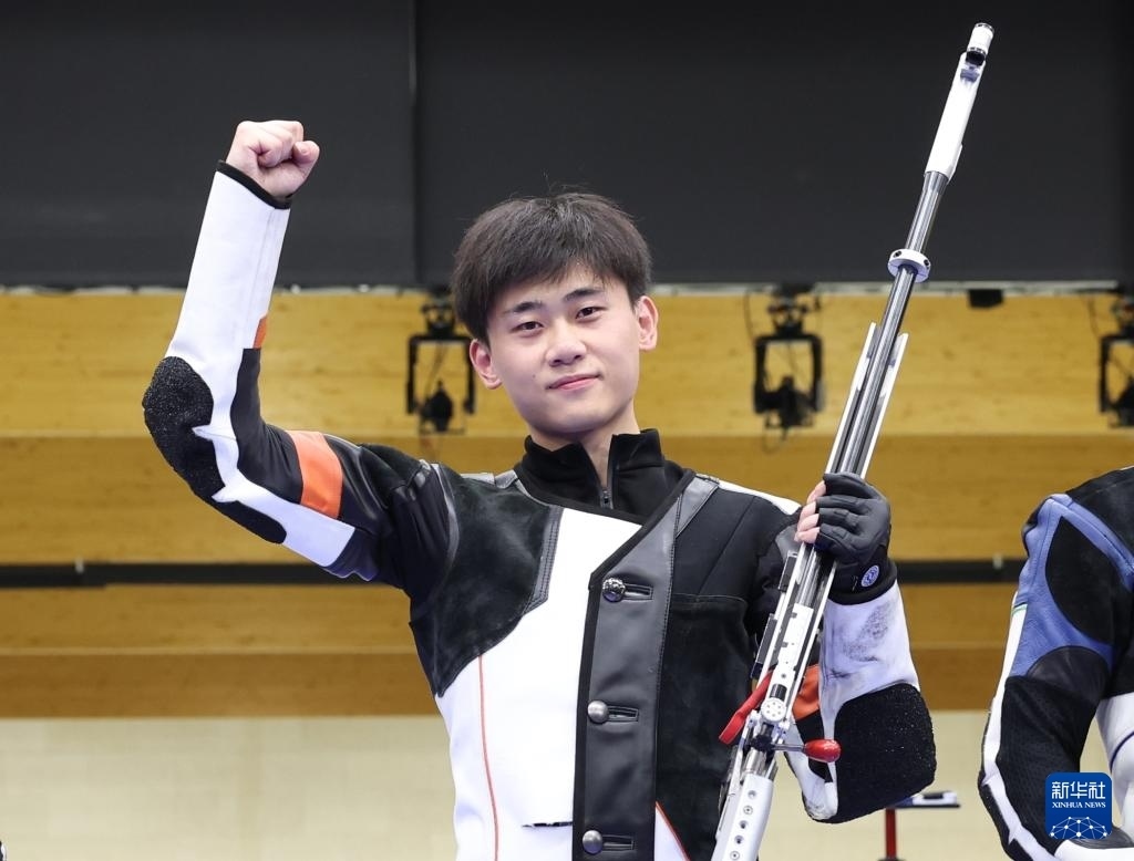 8月1日，在法國沙托魯舉行的巴黎奧運(yùn)會(huì)射擊男子50米步槍三姿決賽中，中國選手劉宇坤奪得冠軍。圖為劉宇坤在奪冠后慶祝。新華社記者 張帆 攝