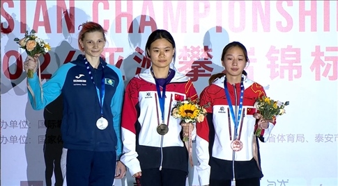女子速度項(xiàng)目蒙世雪（中）奪冠，周婭菲（右）獲季軍。主辦方供圖