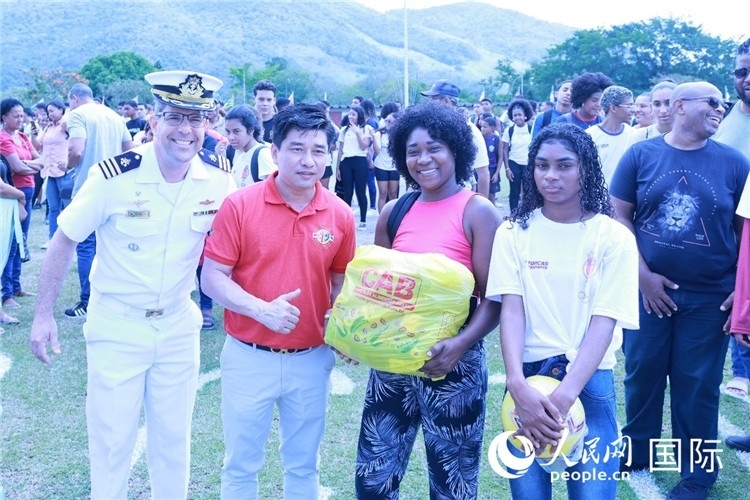 巴西中國浙江商會會長鄭俠茂向巴西貧困社區(qū)兒童及家庭捐贈基礎(chǔ)食品籃子和足球。人民網(wǎng)記者陳海琪 攝