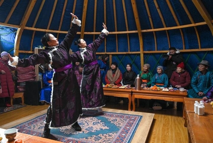 2023年12月21日，烏蘭牧騎隊(duì)員在內(nèi)蒙古阿其圖烏拉蘇木進(jìn)行舞蹈表演。