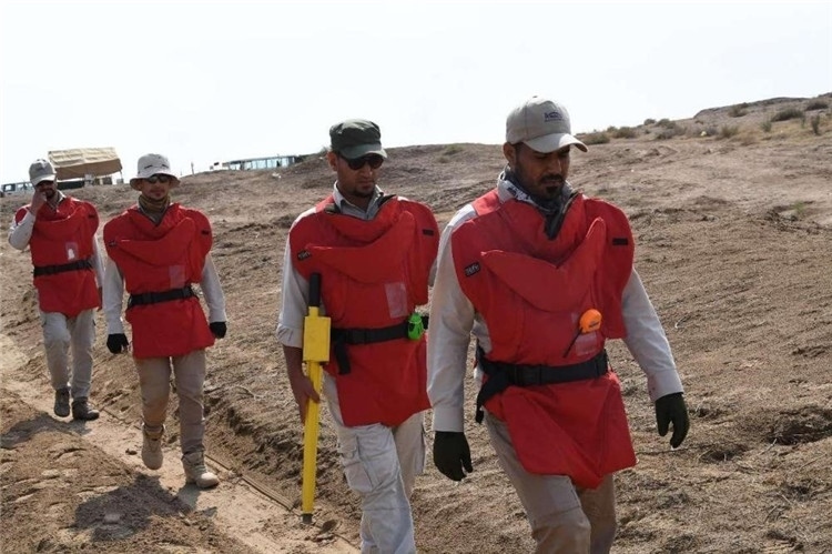 工作人員前往排雷。中國(guó)海油供圖