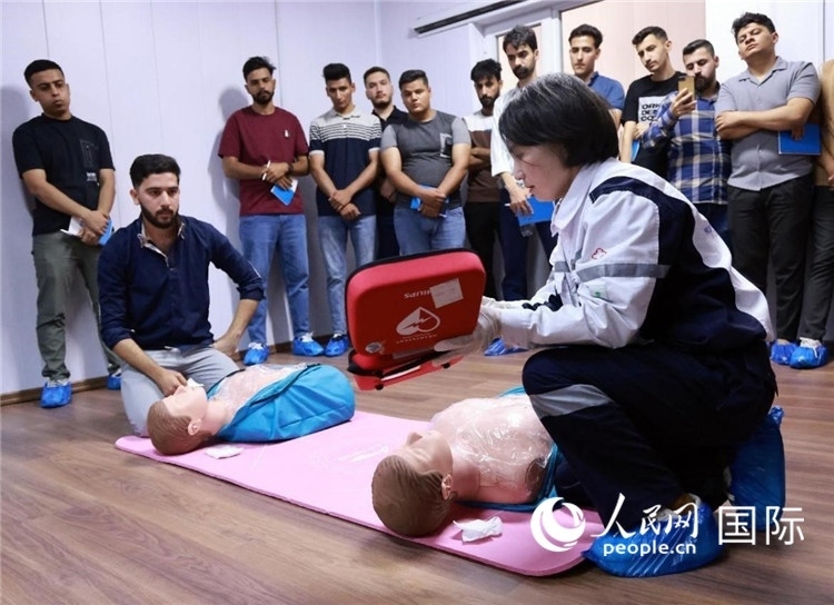 新進(jìn)油田工作的伊拉克大學(xué)生在接受急救培訓(xùn)。人民網(wǎng)記者管克江攝