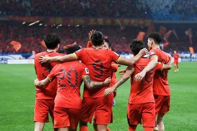 10月15日晚，張玉寧（9號）進球后與隊友擁抱慶祝。新華社記者 李紫恒攝