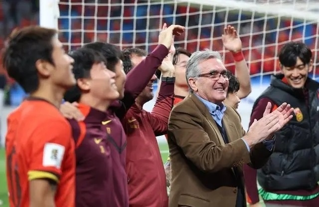 10月15日晚，國足主教練伊萬科維奇（前右）賽后向觀眾致意。新華社記者 胡星宇攝