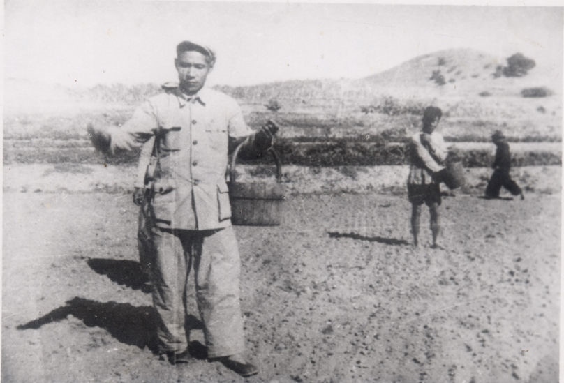 谷文昌（左）在田間與農(nóng)民一起勞動（資料照片）。