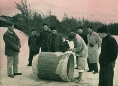 谷文昌（左一）與工程技術(shù)人員解決地下水供給（資料照片）。谷文昌帶領(lǐng)群眾修建了22座水庫和705處永久性水利工程，緩解了東山縣水資源極度缺乏的難題。