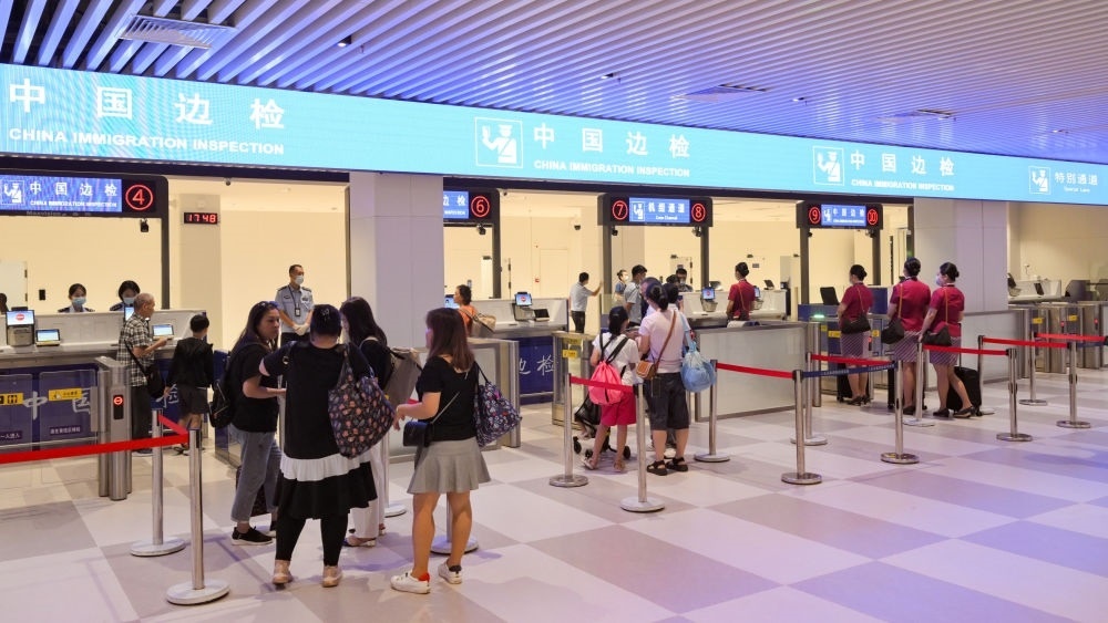 2023年7月26日，旅客在三亞鳳凰國(guó)際機(jī)場(chǎng)國(guó)際航站樓有序通關(guān)。三亞鳳凰國(guó)際機(jī)場(chǎng)國(guó)際航站樓改擴(kuò)建項(xiàng)目主體工程已于2023年7月1日完工并投入使用，該項(xiàng)目是海南自貿(mào)港首個(gè)主體工程完工并投入使用的封關(guān)運(yùn)作項(xiàng)目?！逗Ｄ献杂少Q(mào)易港建設(shè)總體方案》明確，海南將在2025年前適時(shí)啟動(dòng)全島封關(guān)運(yùn)作。