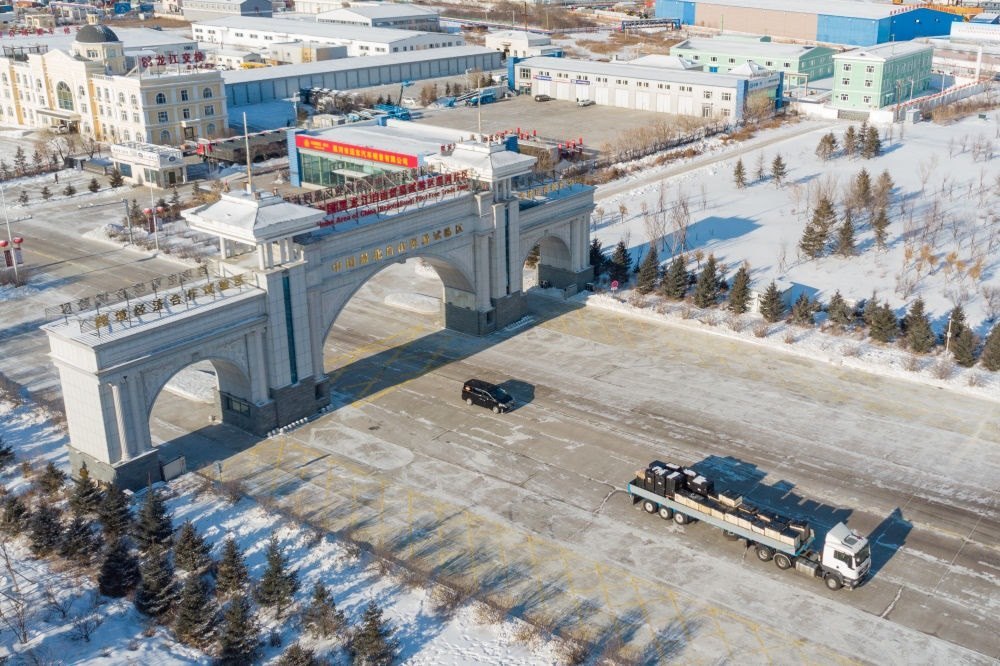 這是中國(guó)（黑龍江）自由貿(mào)易試驗(yàn)區(qū)黑河片區(qū)（2024年1月31日攝，無(wú)人機(jī)照片）。2023年，該自貿(mào)片區(qū)外貿(mào)進(jìn)出口總值達(dá)244.82億元，實(shí)現(xiàn)增幅56.9%，引進(jìn)外資企業(yè)16家，直接利用外資127.3萬(wàn)美元，同比增長(zhǎng)27.3%。