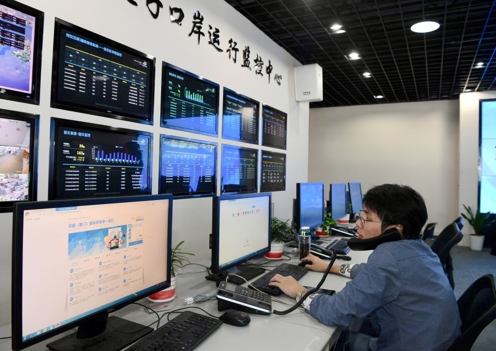 在中國(guó)（福建）自由貿(mào)易試驗(yàn)區(qū)廈門片區(qū)，國(guó)際貿(mào)易“單一窗口”工作人員在網(wǎng)上受理業(yè)務(wù)（2018年11月15日攝）。“單一窗口”是關(guān)檢等口岸部門、地方政府相關(guān)部門、金融機(jī)構(gòu)等共同參與的口岸管理共享平臺(tái)。貿(mào)易商能夠通過(guò)一個(gè)入口提交貨物進(jìn)出口或轉(zhuǎn)運(yùn)所需要的單證或電子數(shù)據(jù)，實(shí)現(xiàn)“一個(gè)平臺(tái)、一點(diǎn)接入、一次申報(bào)、一次辦結(jié)”。