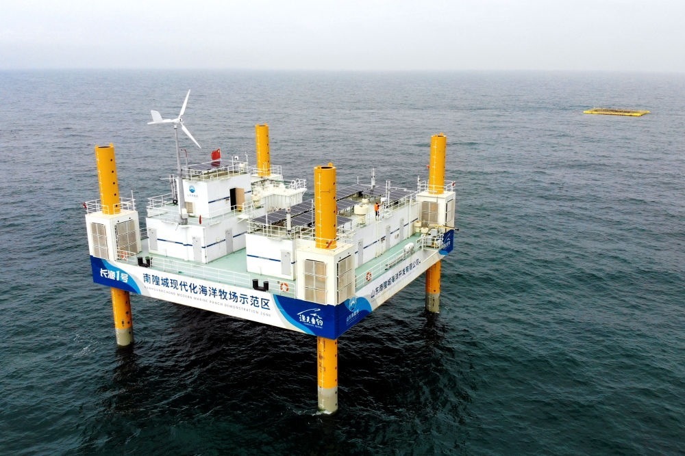 這是應(yīng)用5G技術(shù)的山東長(zhǎng)島綜合試驗(yàn)區(qū)南隍城國(guó)家級(jí)海洋牧場(chǎng)示范區(qū)海上平臺(tái)（2020年8月8日攝，無(wú)人機(jī)照片）。中國(guó)（山東）自由貿(mào)易試驗(yàn)區(qū)設(shè)立以來(lái)，一系列大膽試、大膽闖、自主改的政策逐步落實(shí)，制度創(chuàng)新打通堵點(diǎn)、釋放活力，成為深化對(duì)外開(kāi)放、發(fā)展海洋經(jīng)濟(jì)的重要抓手。