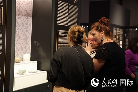 嘉賓參觀展覽。人民網(wǎng)記者 禹麗敏攝