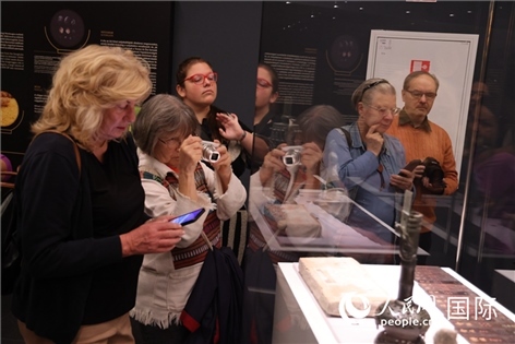 嘉賓參觀展覽。人民網(wǎng)記者禹麗敏 攝。