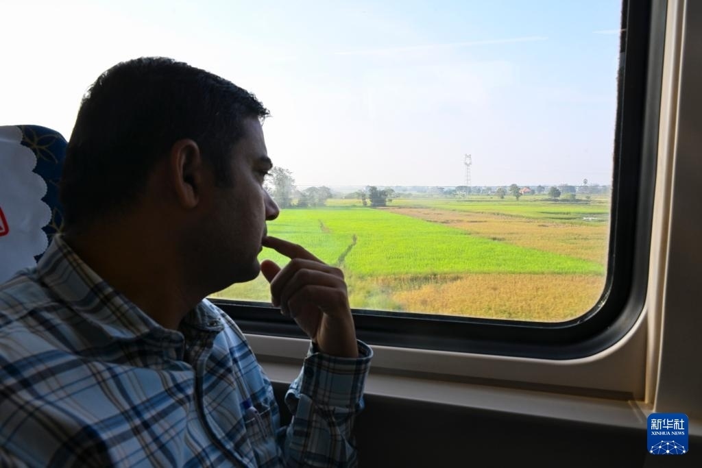 這是10月12日在老撾拍攝的中老鐵路C98列車上的一名乘客。新華社記者 程一恒 攝