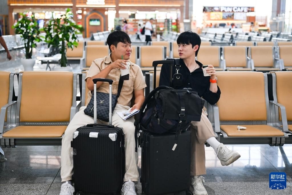 10月12日，在老撾萬象中老鐵路萬象站候車廳，兩名乘客在等候列車。新華社記者 程一恒 攝