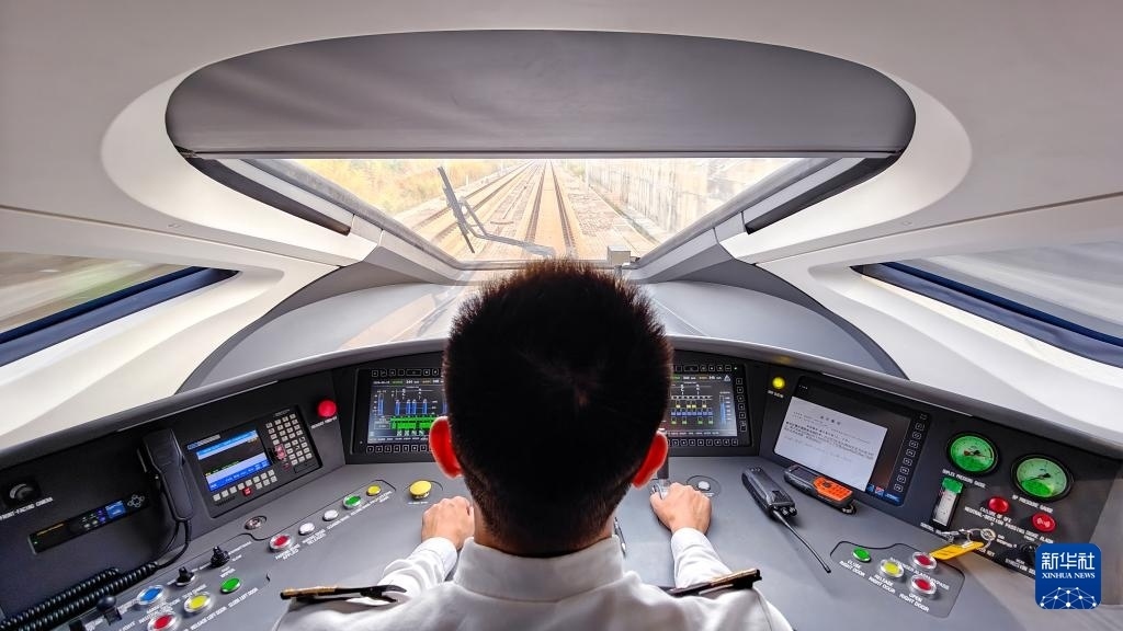 9月12日，司機駕駛高速動車組列車行駛在雅萬高鐵上（手機照片）。新華社記者 徐欽 攝