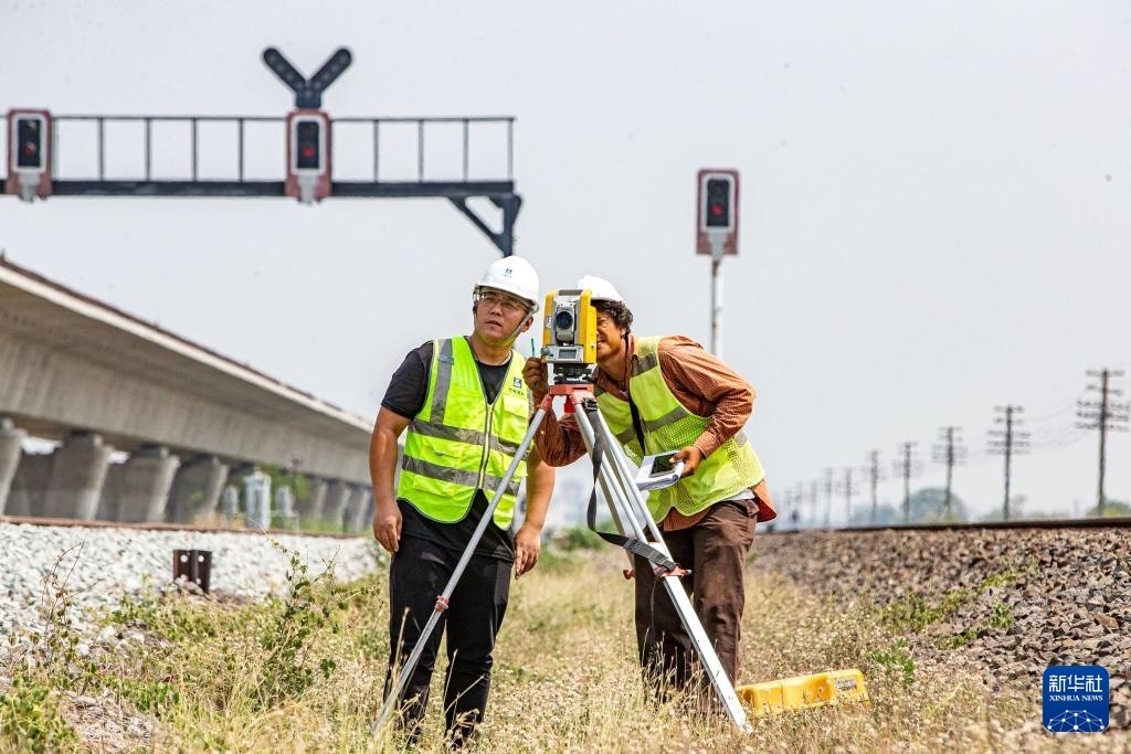 5月1日，在泰國大城府，中泰高鐵項目工作人員在施工現(xiàn)場勘查。新華社記者 王騰 攝