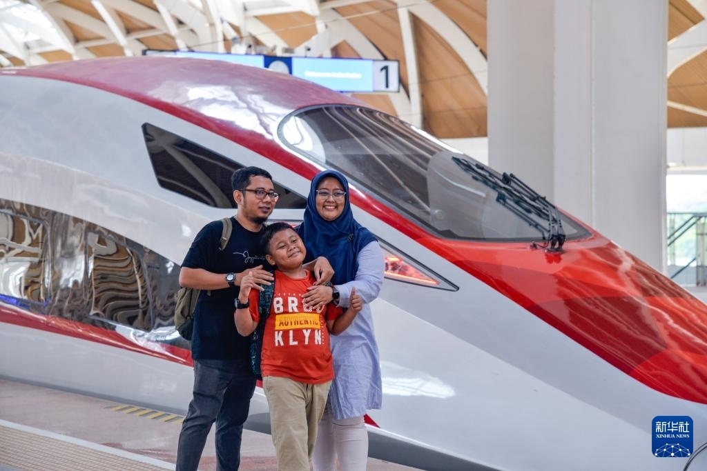 4月17日，在印度尼西亞雅加達哈利姆站站臺，乘客和雅萬高鐵高速動車組列車合影。新華社記者 徐欽 攝