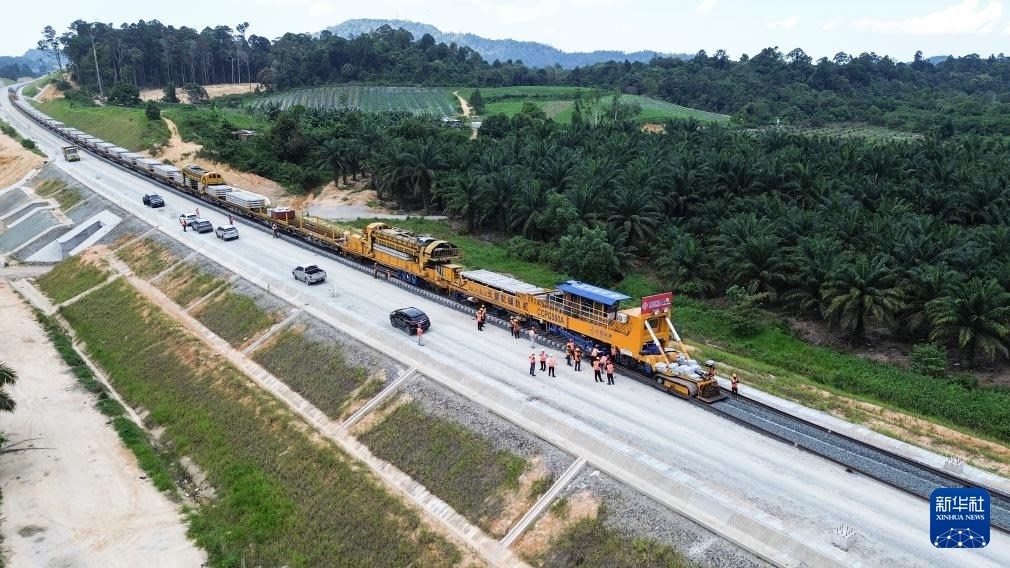 這是5月6日在馬來西亞彭亨州航拍的馬東鐵項目的鋪軌現(xiàn)場。新華社記者 程一恒 攝