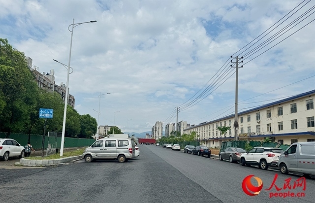 麗水佳園小區(qū)入口外及長富大道上停滿了車輛。人民網(wǎng)記者 邱燁攝