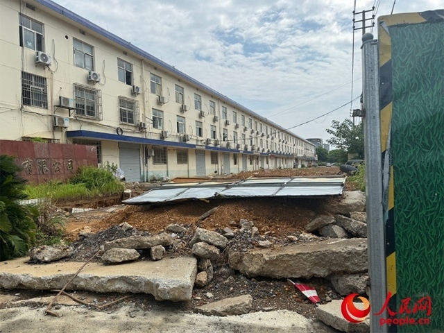 長富大道北側(cè)輔路在進(jìn)行強(qiáng)電遷改項(xiàng)目。人民網(wǎng)記者 邱燁攝