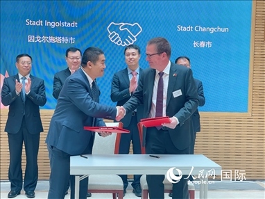 （10月16日，第十屆巴伐利亞中國(guó)日在慕尼黑舉行。圖為簽約儀式現(xiàn)場(chǎng)。人民網(wǎng)記者劉赫攝）