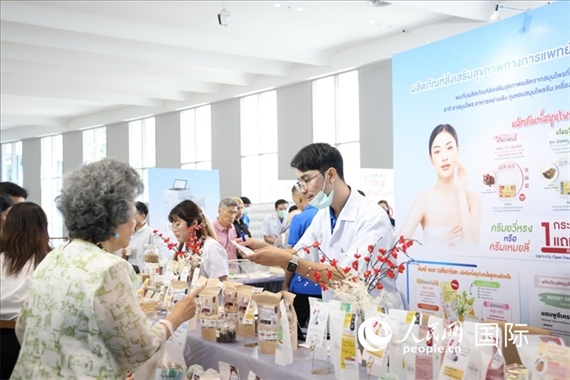 活動(dòng)現(xiàn)場(chǎng)，泰國華僑中醫(yī)院工作人員向來訪者介紹養(yǎng)生產(chǎn)品。人民網(wǎng)記者楊一攝