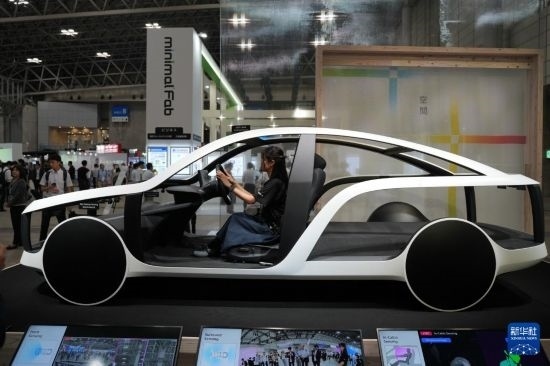 這是10月17日在日本千葉縣舉行的日本高新技術(shù)博覽會上拍攝的，索尼公司展示的概念車模型。新華社記者 錢錚 攝