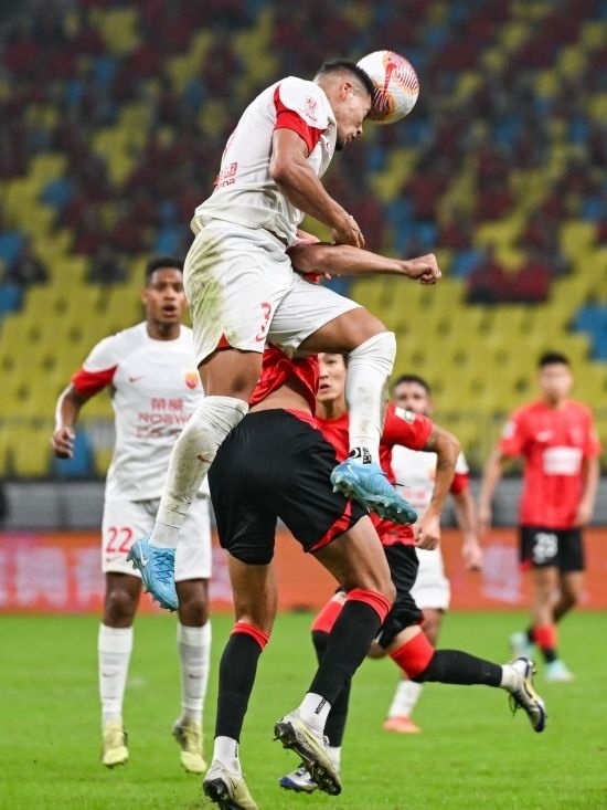 10月18日，上海海港隊(duì)球員蔣光太（上）在比賽中和成都蓉城隊(duì)球員費(fèi)利佩（下）爭(zhēng)頂。新華社記者 王曦 攝