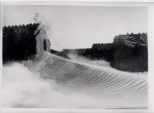昔日的東山島風沙掩埋部分村民村舍（資料照片）。