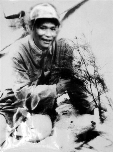 谷文昌與試種成活的木麻黃（資料照片）。