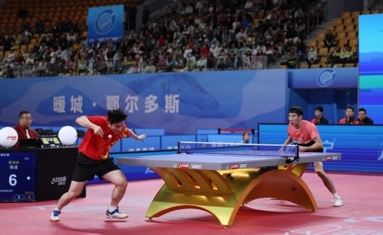 10月18日，上海隊(duì)選手樊振東（左）在單打比賽中發(fā)球。他3:2戰(zhàn)勝福建隊(duì)選手程靖淇。新華社記者 王楷焱 攝