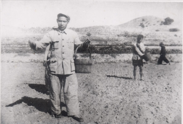 谷文昌（左）在田間與農(nóng)民一起勞動（資料照片）。