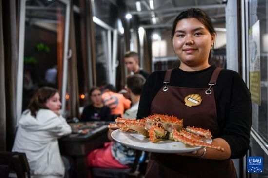 9月2日，俄羅斯符拉迪沃斯托克一家餐館的服務(wù)員在展示帝王蟹。新華社記者 曹陽 攝